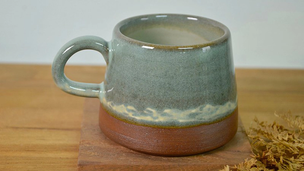 山形雲海杯I/劉惠雯2022創作/1235°C 高溫還原燒製/手拉坏成形/陶土/青瓷